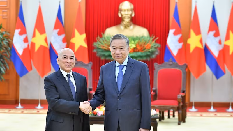 Генеральный секретарь ЦК КПВ То Лам и король Камбоджи Нородом Сиамони. Фото: Данг Кхоа