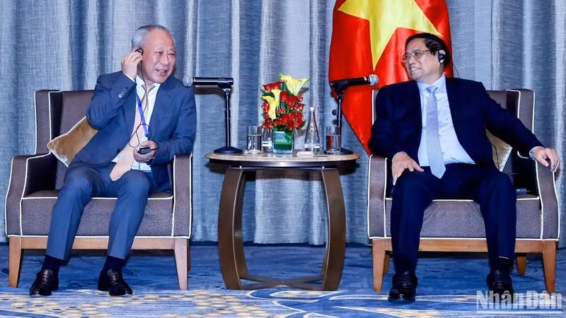 Премьер-министр Фам Минь Тьинь принимает основателя Тихоокеанской строительной группы Янь Цзехэ.