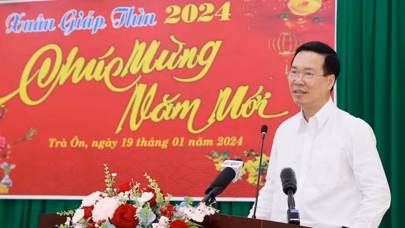 Президент Во Ван Тхыонг выступает перед жителями уезда Чаон. Фото: ВИА