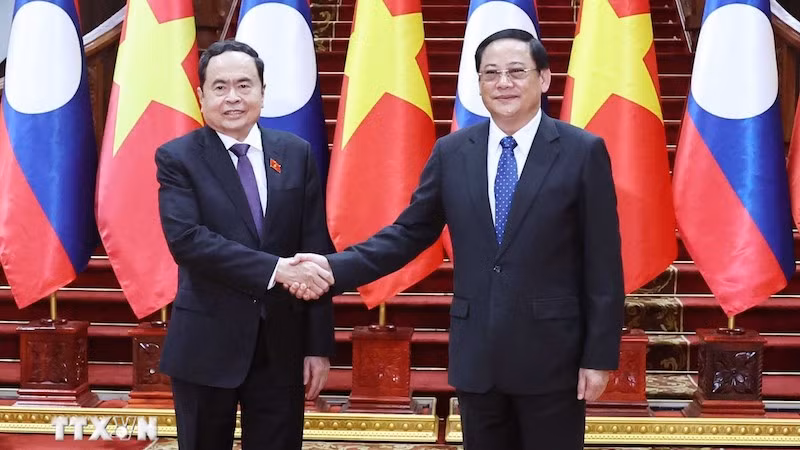 Председатель НС Чан Тхань Ман и Премьер-министр Лаоса Сонексай Сипхандон. Фото: ВИА