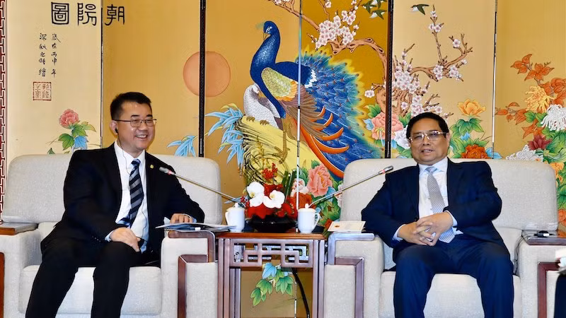 Премьер-министр Фам Минь Тьинь и Зампредседатель корпорации Energy China Чжан Дэлян. Фото: Тхань Жанг Премьер-министр Фам Минь Тьинь и Зампредседатель корпорации Energy China Чжан Дэлян. Фото: Тхань Жанг
