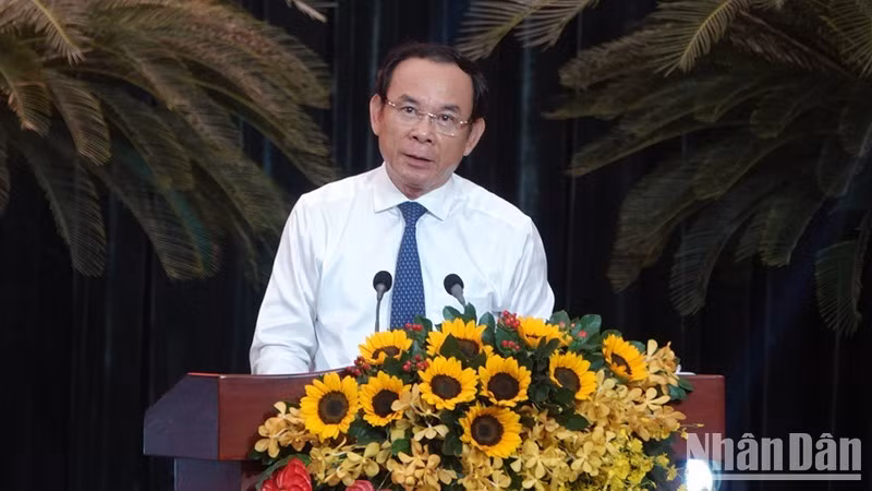 Секретарь парткома г. Хошимина Нгуен Ван Нэн выступает на встрече.