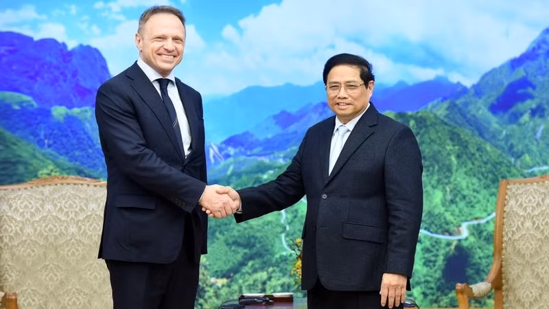 Премьер-министр Фам Минь Тьинь и Министр сельского хозяйства, продовольственного суверенитета и лесного хозяйства Италии Франческо Лоллобриджида. Фото: Чан Хай 