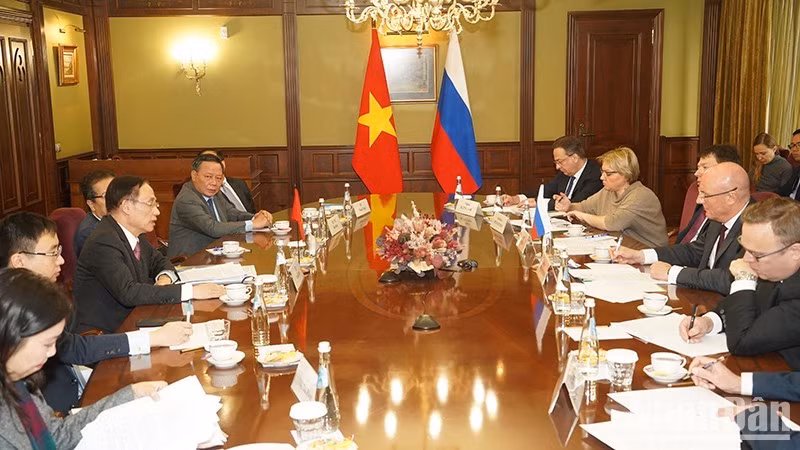 Общий вид рабочей встречи между делегацией КПВ и Вице-премьером России Дмитрием Чернышенко. Фото: Суан Хынг