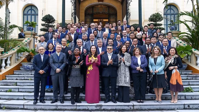 Замминистра иностранных дел Ле Тхи Тху Ханг и главы иностранных представительств, пресс-служб во Вьетнаме. Фото: ВИА