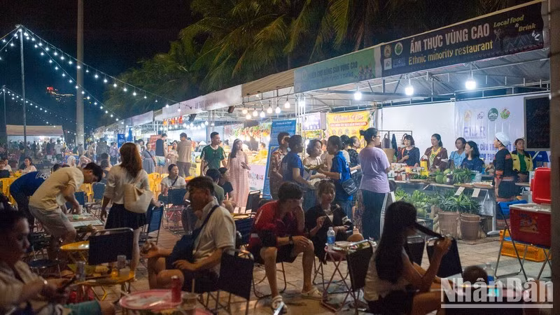 Лавки с традиционной едой привлекают большое внимание посетителей.