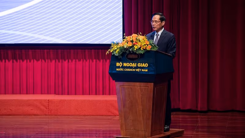 Министр иностранных дел Буй Тхань Шон выступает на конференции.