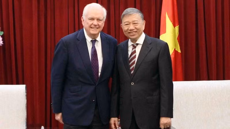 Министр общественной безопасности генерал армии То Лам и профессор Томас Дж. Валлели. Фото: ВИА