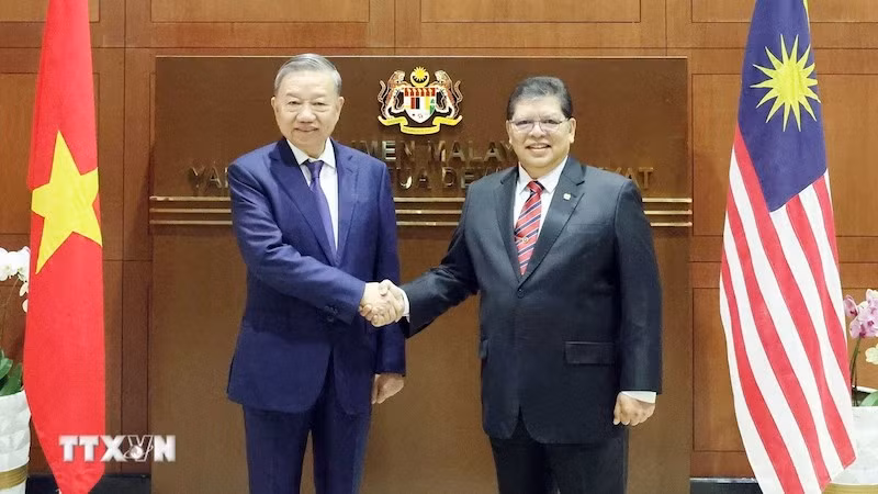 Генеральный секретарь ЦК КПВ То Лам и Председатель Палаты представителей Малайзии Тан Шри Дато Джохари бин Абдул. Фото: ВИА