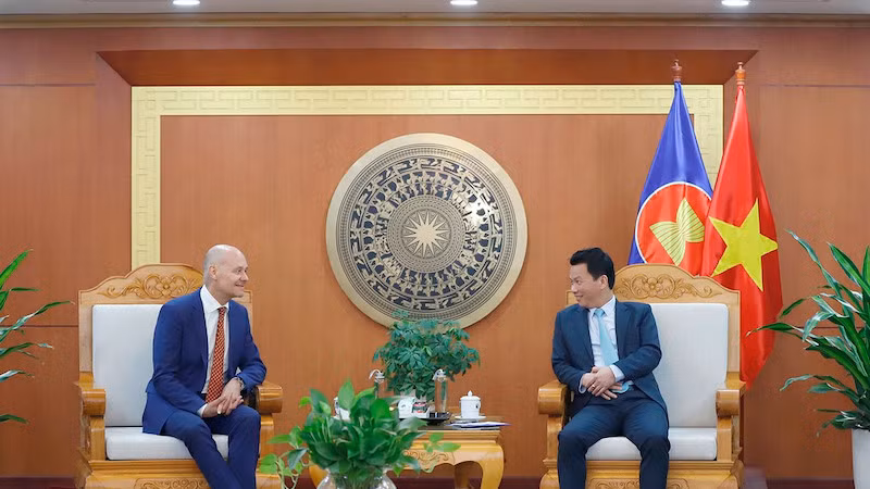 Министр природных ресурсов и охраны окружающей среды Данг Куок Кхань и Посол Нидерландов во Вьетнаме Кес ван Баар. Фото: monre.gov.vn