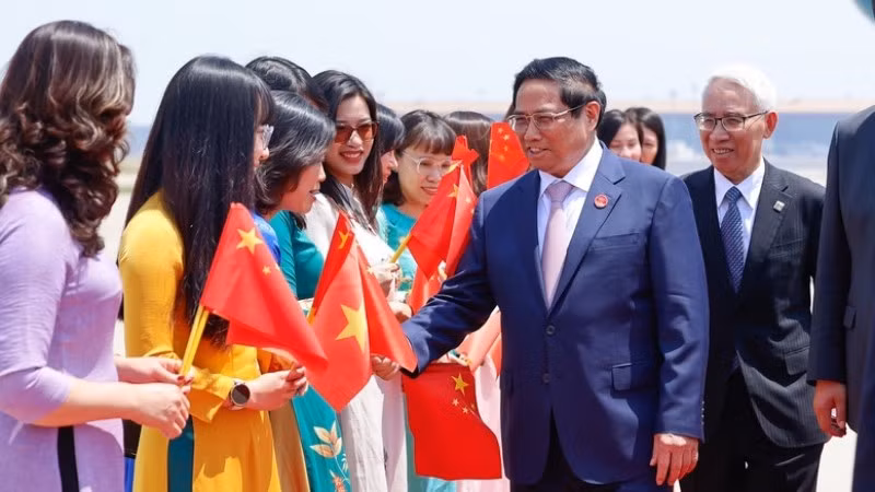 Посол Вьетнама в Китае Фам Шао Май, сотрудники Посольства, представители сообщества вьетанамцев в Китае встречаеют Премьер-министра Фам Минь Тьиня. Фото: Нят Бак