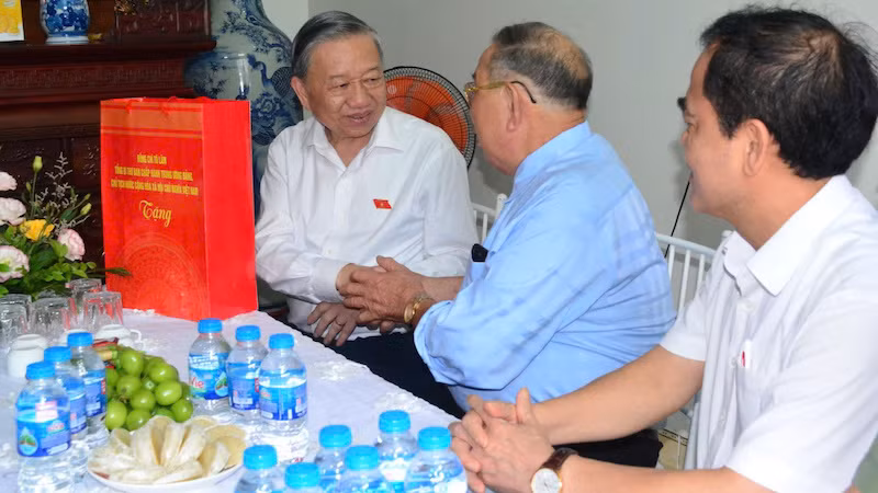 Генеральный секретарь ЦК КПВ, Президент То Лам посещает семью, имеющую заслуги перед революцией. Фото: Фам Киен