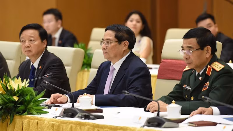 Премьер-министр Фам Минь Тьинь выступает на встрече. Фото: Чан Хай