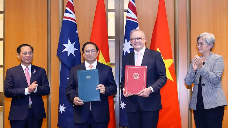 Оба Премьер-министра обмениваются Совместным заявлением о поднятии отношений между Вьетнамом и Австралией на уровень всеобъемлющего стратегического партнерства. Фото: VGP
