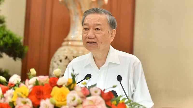 Генеральный секретарь ЦК КПВ, Президент То Лам выступает на встрече.