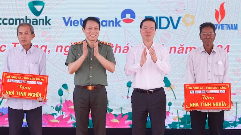Президент Во Ван Тхыонг символически вручает дома бедным людям. Фото: ВИА