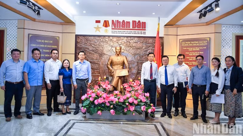 Руководители газеты «Нянзан» и рабочая делегация газеты «Pasaxon» посещают Зал традиций газеты «Нянзан». Фото: Тхань Дат