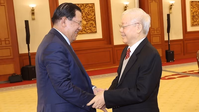 Генеральный секретарь ЦК КПВ Нгуен Фу Чонг и Председатель НПК Хун Сен. Фото: ВИА