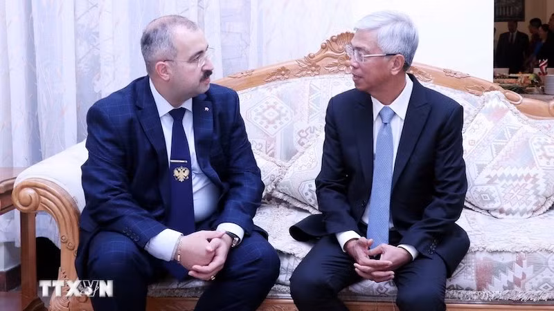 Зампредседателя Народного комитета г. Хошимина Во Ван Хоан и Генеральный консул России в г. Хошимине Тимур Сирожевич Садыков. Фото: ВИА