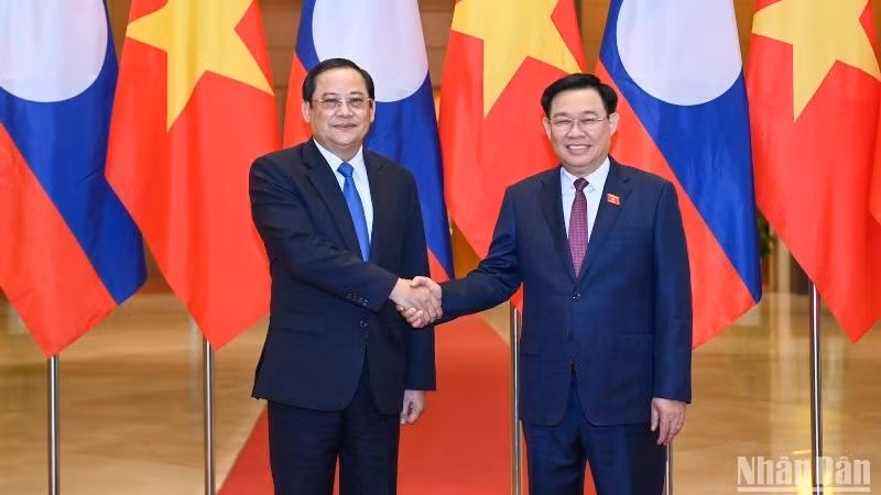 Председатель НС Выонг Динь Хюэ и Премьер-министр Лаоса Сонесай Сипхандон. Фото: Зюи Линь