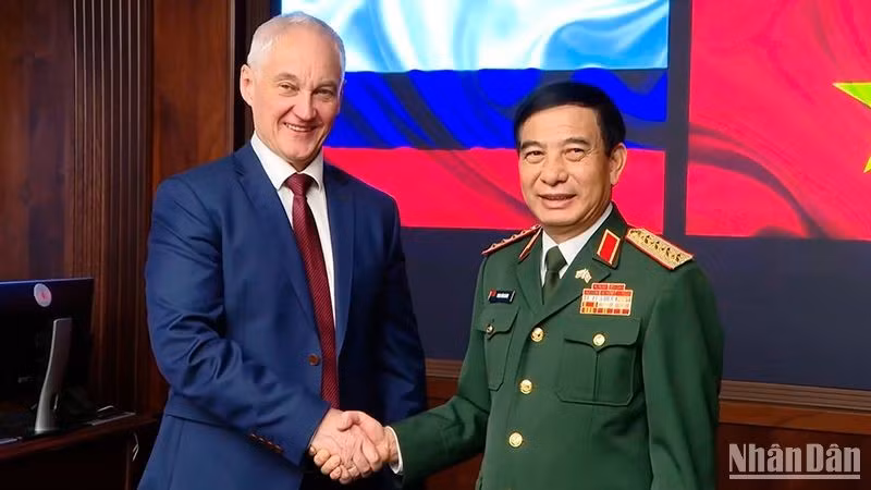 Министр обороны Вьетнама Фан Ван Жанг и Министр обороны России Андрей Белоусов. Фото: Суан Хынг