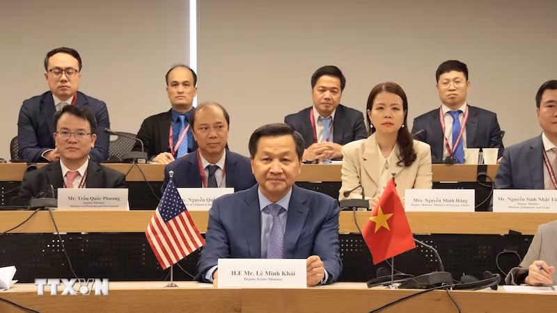 Вице-премьер Ле Минь Кхай на онлайн-беседе с торговым представителем США Кэтрин Тай. Фото: ВИА