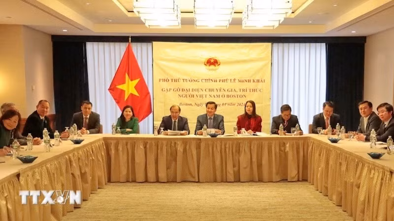 Вице-премьер Ле Минь Кхай на встрече с представителями вьетнамской интеллигенци. Фото: ВИА