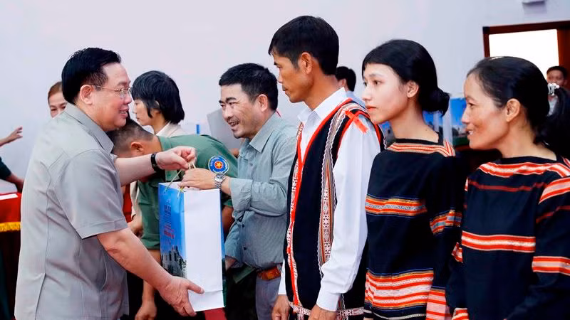 Председатель НС Выонг Динь Хюэ вручает подарки жителям провинции Жалай. 