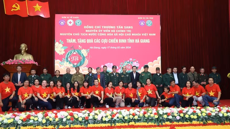 Бывший Президент Чыонг Тан Шанг, рабочая делегация и ветераны и пострадавшие от бомб и мин.