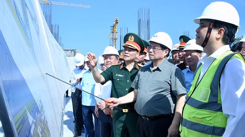 Премьер-министр Фам Минь Тьинь проверяет ход строительства терминала 3. Фото: Тхань Жанг