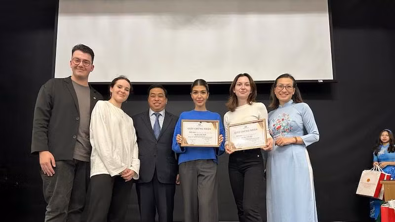 Сабина Старикова (4-я слева)