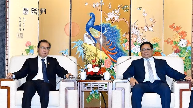 Премьер-министр Фам Минь Тьинь и Предсадетель корпорации Хуадянь Цзян И. Фото: Тхань Жанг Премьер-министр Фам Минь Тьинь и Предсадетель корпорации Хуадянь Цзян И. Фото: Тхань Жанг