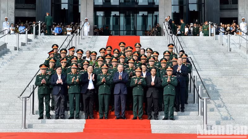 Генеральный секретарь ЦК КПВ, руководители Министерства обороны и сотрудники музея.
