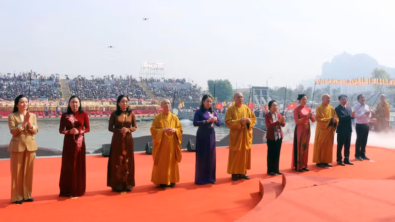 Делегаты проводят ритуал воскурения благовоний, вознесения молитвы о процветании нации, благополучии людей, благоприятной погоде. Фото: ВИА