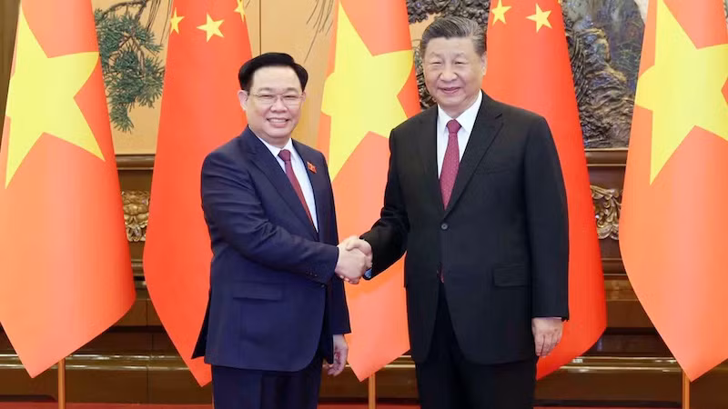 Председатель НС Выонг Динь Хюэ и Генеральный секретарь ЦК КПК, Председатель Китая Си Цзиньпин. Фото: quochoi.vn