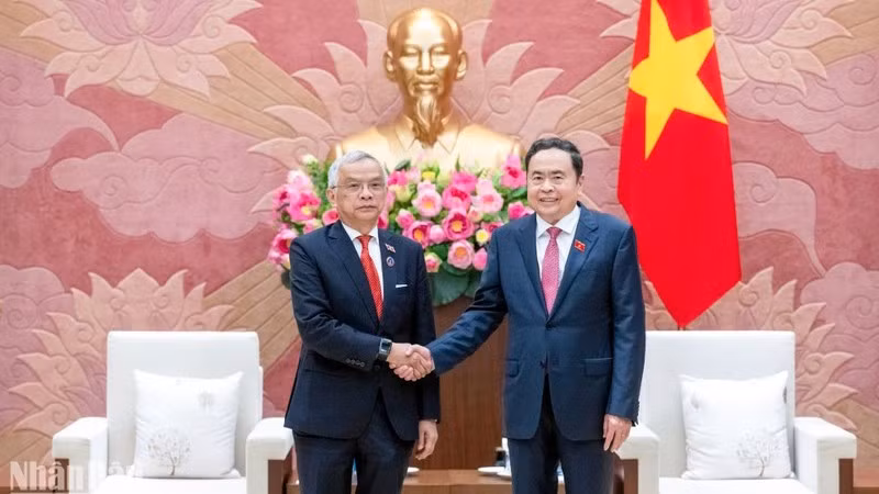 Председатель НС Вьетнама Чан Тхань Ман и Зампредседатель НА Лаоса, Председатель Лаосского комитета мира и солидарности Соммад Фолсена. Фото: Зюи Линь