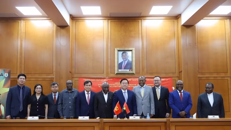 Делегация Отдела ЦК КПВ по пропаганде и политическому воспитанию и руководители MPLA на конферецнии. Фото: ВИА