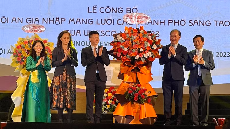 Представители ЮНЕСКО поздравляют руководителей провинции Куангнам с включением Хойана в Сеть творческих городов ЮНЕСКО. Фото: VGP