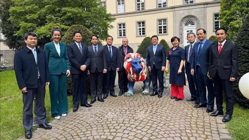 Рабочая делегация Министерства юстиции Вьетнама посещает Министерство юстиции земли Гессен. Фото: ВИА