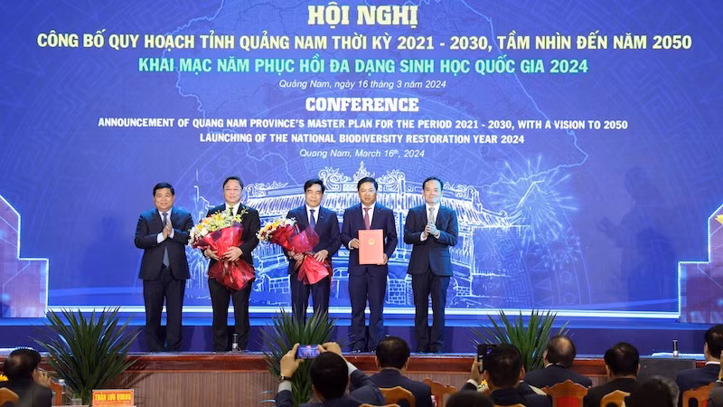 Вице-премьер Чан Лыу Куанг вручает решение о планиировании провинции Куангнам руководителям провинции. Фото: ВИА