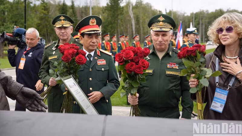 Церемония возложения цветов к памятнику. Фото: Суан Хынг
