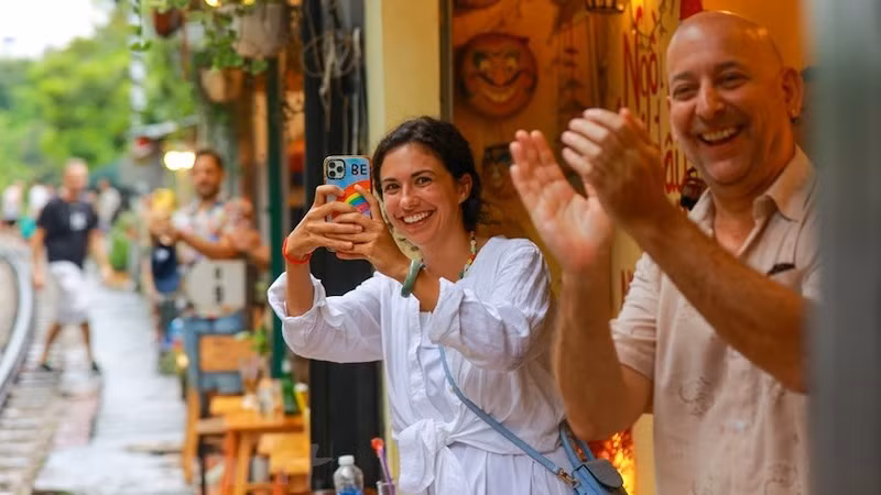 Иностранные туристы в Ханое. Фото: ВИА