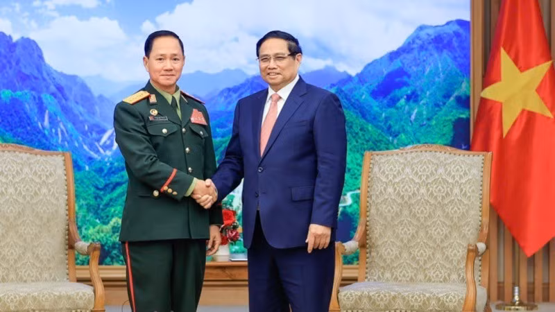 Премьер-министр Фам Минь Тьинь и Министр обороны Лаоса Кхамлиенг Утхакайсон. Фото: Чан Хай