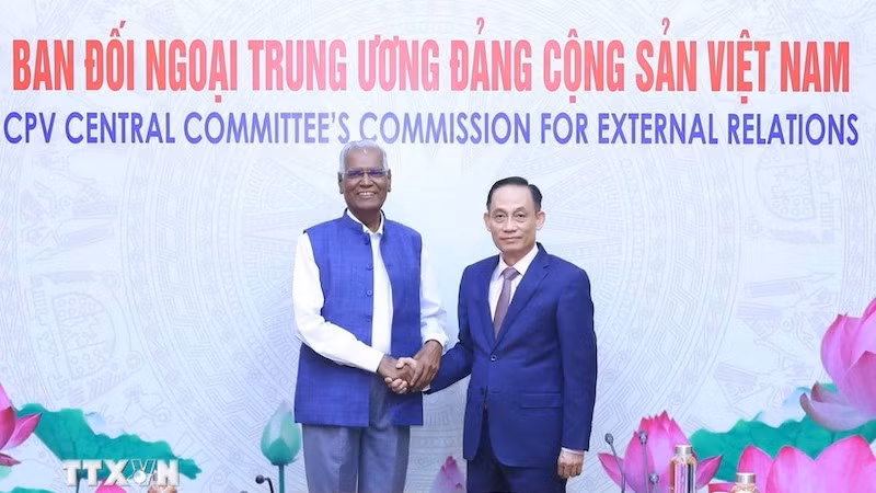 Глава Отдела по внешним связям ЦК КПВ Ле Хоай Чунг и Генеральный секретарь Коммунистической партии Индии Дорайсами Раджа. Фото: ВИА