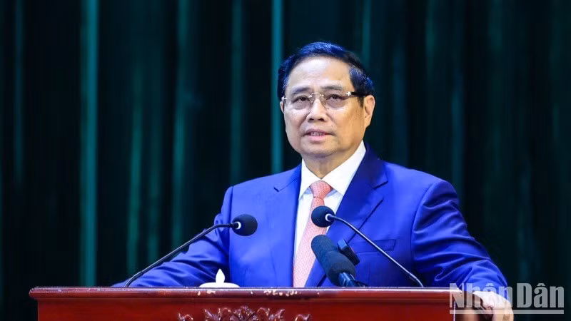 Премьер-министр Фам Минь Тьинь выступает на встрече. Фото: Чан Хай