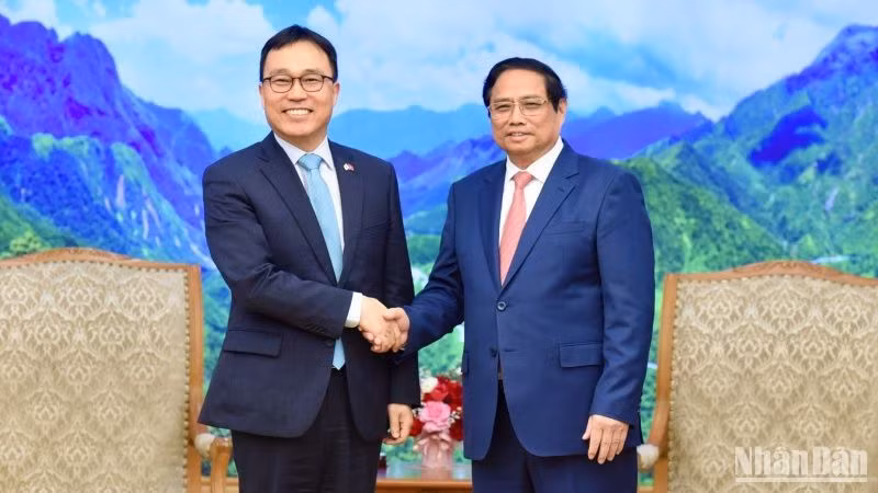 Премьер-министр Фам Минь Тьинь и Посол Южной Кореи Чхве Ён Сэм. Фото: Чан Хай
