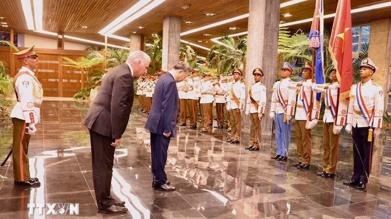 Генеральный секретарь ЦК КПВ, Президент То Лам и Первый секретарь ЦК КПК, Президент Кубы Мигель Диас-Канель Бермудес обходят строй почетного караула. Фото: ВИА
