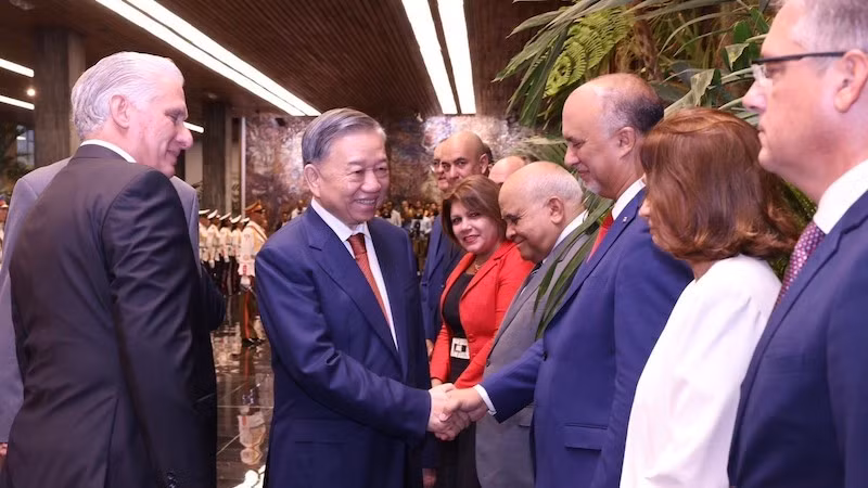 Генеральный секретарь ЦК КПВ, Президент То Лам встречается с членами кубинской высокопоставленной делегации. Фото: ВИА