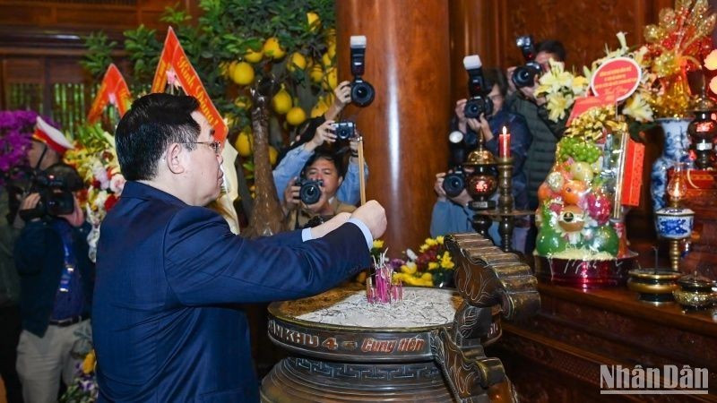 Председатель НС Выонг Динь Хюэ зажигает благовония в комплексе памятников особого государственного значения Кимлиен. Фото: Зюи Линь