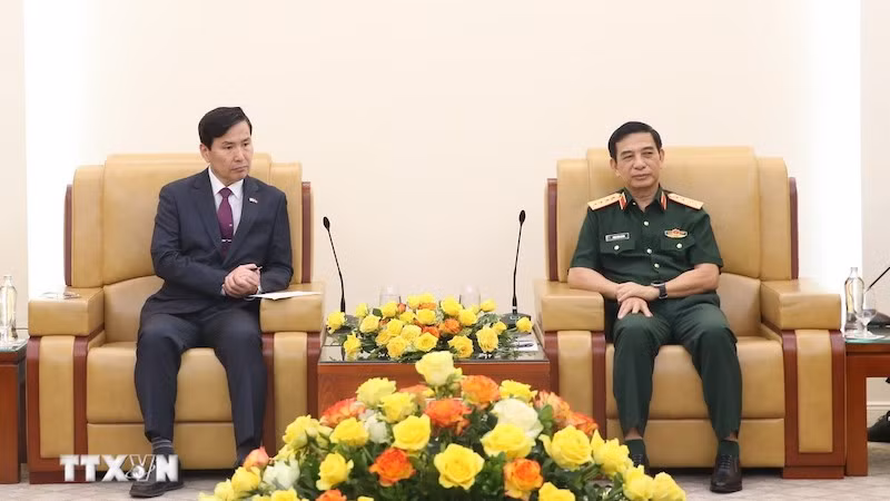 Министр обороны Вьетнама Фан Ван Жанг и Замминистр обороны Республики Корея Ким Сон Хо. Фото: ВИА